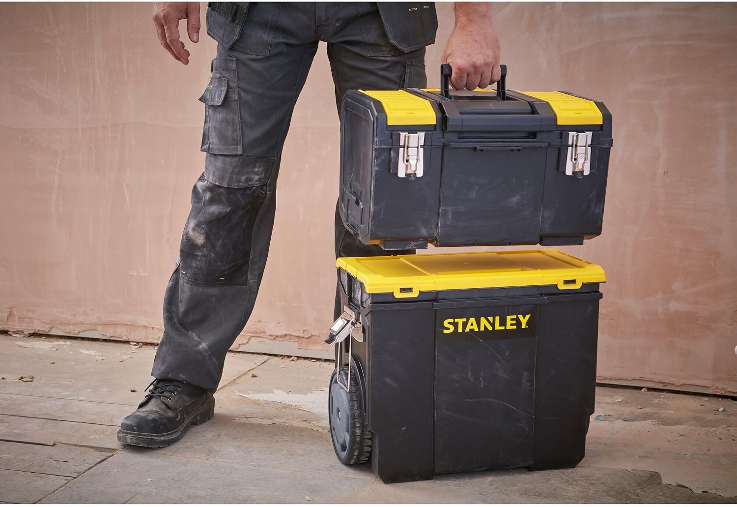  Stanley 1-70-326 Servante Compacte 3 En 1 - Boite À Outils Détachable - 2 Organiseurs Sur Le Couvercle - Bac Pour Électroportatif - Polypropylène Résistant - Poignée Télescopique - 630 X 475 X 284Mm Noir