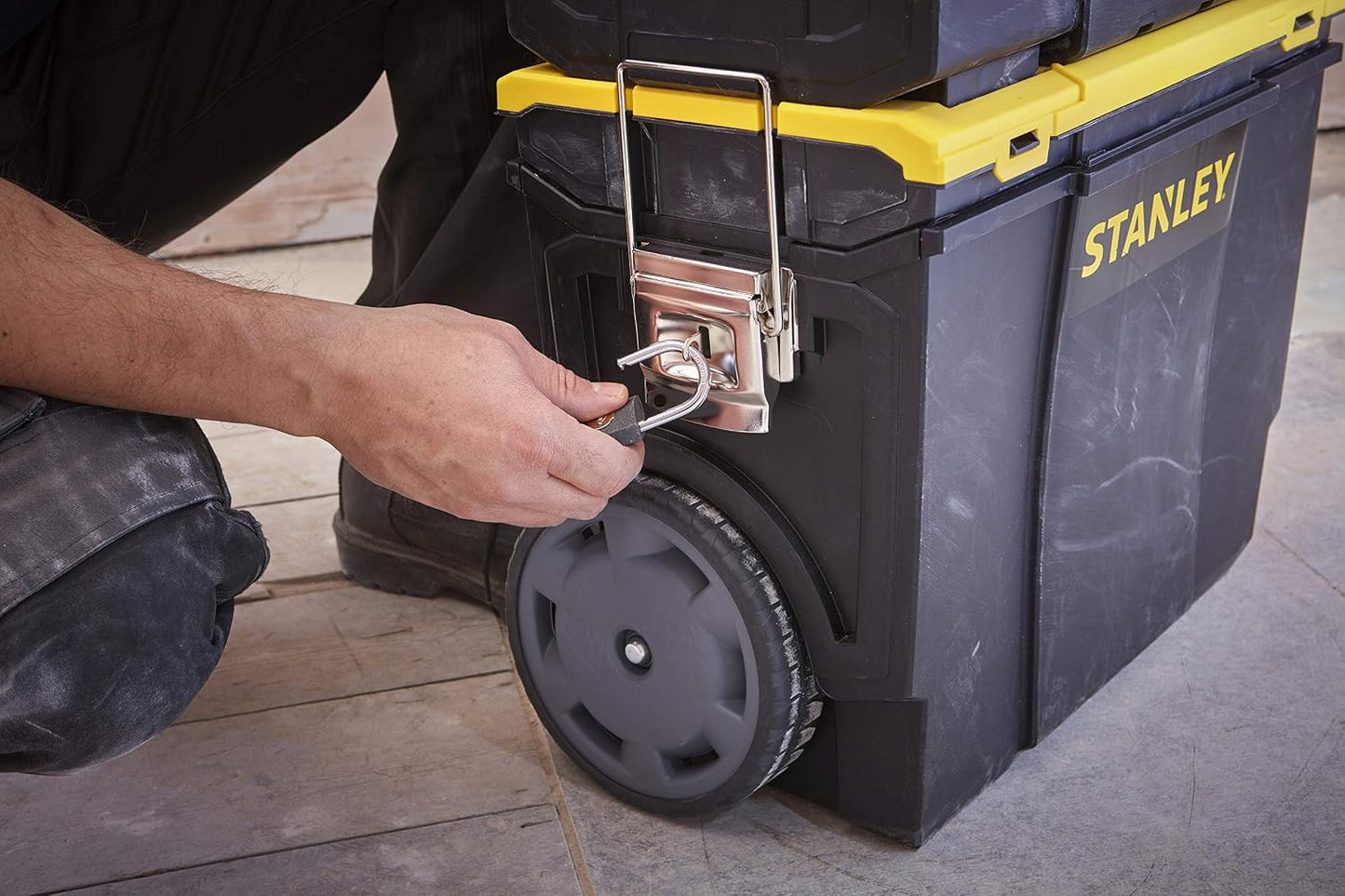  Stanley 1-70-326 Servante Compacte 3 En 1 - Boite À Outils Détachable - 2 Organiseurs Sur Le Couvercle - Bac Pour Électroportatif - Polypropylène Résistant - Poignée Télescopique - 630 X 475 X 284Mm Noir